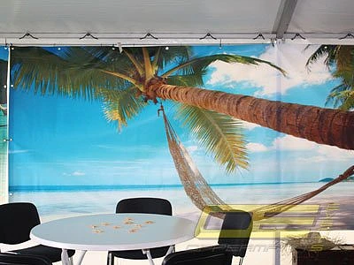 Beach Party Wanddekoration mit tropischen Motiven wie Palmen und Sonnenuntergang, geöste Vorhänge mit den Maßen 3,41 m x 1,76 m, ideal für Sommerfeste und Mottopartys.