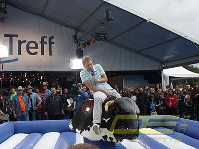 Bayrisches Bullriding mit blau-weißem Luftkissen mieten